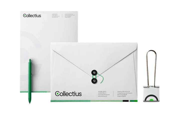 Collectius stationery with a white envelope and green pen